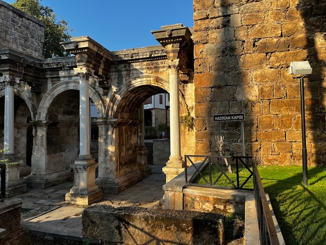 ayt-hadrian's-gatecard-img